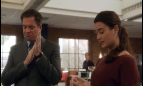 Namorni-vysetrovaci-sluzba-NCIS---0 9x14 -Zivot-pred-ocima-DVDRip-Cz avi