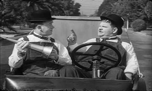 Laurel & Hardy - Malé ryby také ryby ~ Towed in a Hole (1932)(Cz tit) mkv