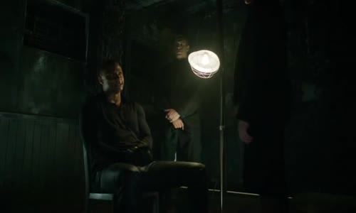 Arrow 02x06 Přátele si drž u těla  nepřátele ještě blíž DVDRip XviD CZ avi