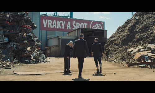 Tři tygřii ve filmu JACKPOT  2022 ČR 1080p Komedie  Akční mkv