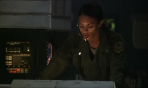 Battlestar Galactica S01E01 (01) (2004 HD) Třicet tři (SD) mp4