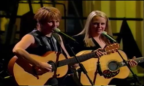 Shawn Colvin & Mary Chapin Carpenter - Amelia (live Joni Mitchell tribute concert, 2000) (720p_30fps_H264-128kbit_AAC) mp4