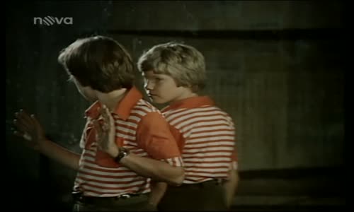 Neohlížej se, jde za námi kůň!-1979 CS film mkv