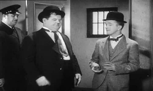 Laurel & Hardy - Pardon Us(B&W)-DVDRip XviD-DIE-DVD19 avi