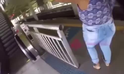 Sra nohy safada se exindo no metro e na rua 18+ CZ 2024 - bit ly/18cz24  mp4