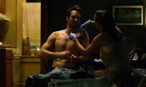 Daredevil S01E04 (004) (2014 FHD) V krvi (SƊ) mp4