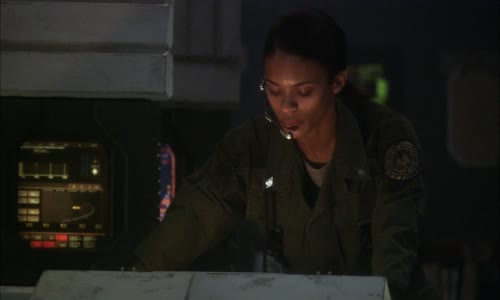 Battlestar Galactica S01E01 (2004) CZ dab - Třicet tři mkv