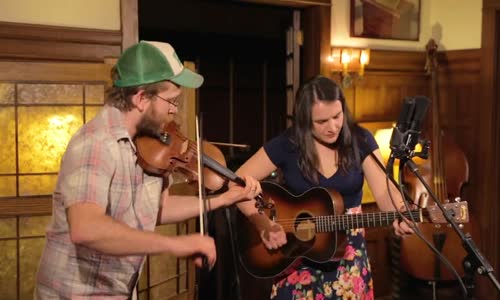 Jesse Milnes & Emily Miller - Lee Highway Blues avi