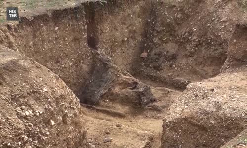 Historie v terénu (Archeologické výzkumy) - Nález hrobu z období stěhování národů na Chomutovsku - 1  díl mkv