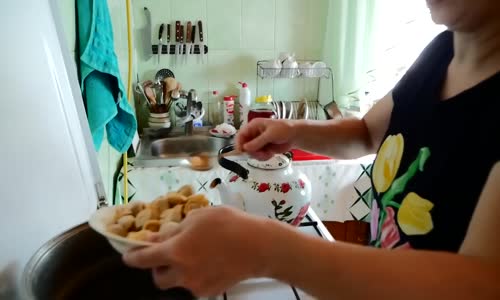 Zimní vesnický život v Rusku s laskavými obyvateli mp4