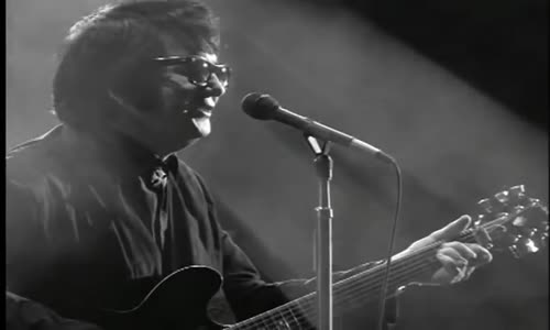 Roy Orbison - Oh, Pretty Woman (from Black & White Night) mp4
