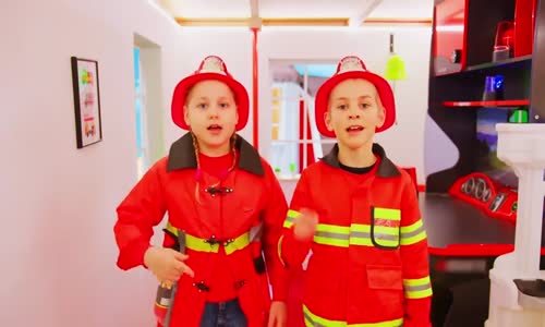 les-enfants-jouent-avec-un-vrai-cam ion-de-pompiers-2 mp4