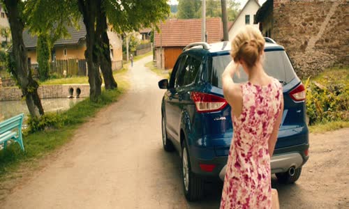 Bezva zenska na krku avi